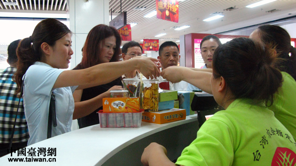 前來(lái)購(gòu)買(mǎi)臺(tái)灣特產(chǎn)的人們 前來(lái)購(gòu)買(mǎi)臺(tái)灣特產(chǎn)的人們