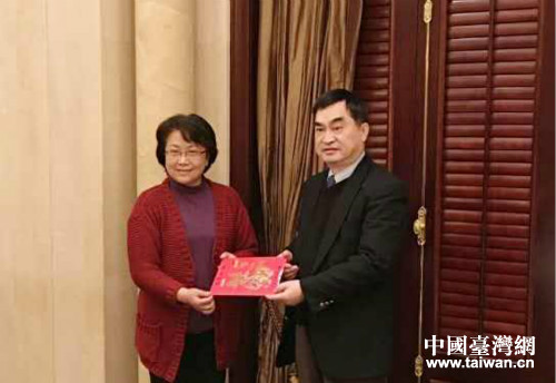 上海市副市長(zhǎng)翁鐵慧會(huì)見(jiàn)來(lái)訪的臺(tái)北市副市長(zhǎng)鄧家基一行 上海市副市長(zhǎng)翁鐵慧會(huì)見(jiàn)來(lái)訪的臺(tái)北市副市長(zhǎng)鄧家基一行