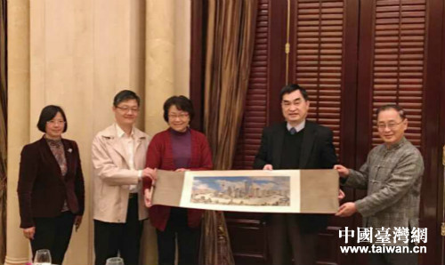 上海市副市長(zhǎng)翁鐵慧會(huì)見(jiàn)來(lái)訪的臺(tái)北市副市長(zhǎng)鄧家基一行 上海市副市長(zhǎng)翁鐵慧會(huì)見(jiàn)來(lái)訪的臺(tái)北市副市長(zhǎng)鄧家基一行
