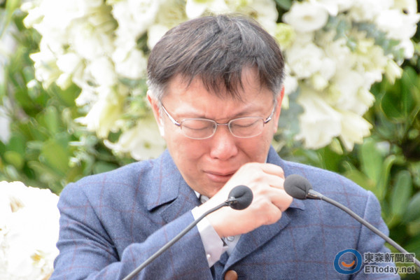 柯文哲在228中樞紀(jì)念儀式致詞時憶起祖父柯世元,多次哽咽落淚 柯文哲在228中樞紀(jì)念儀式致詞時憶起祖父柯世元,多次哽咽落淚