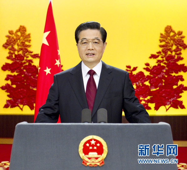 新年前夕,國家主席胡錦濤通過中國國際廣播電臺、中央人民廣播電臺、中央電視臺,發(fā)表題為《共同增進(jìn)各國人民福祉》的新年賀詞。
攝影:新華社記者蘭紅光