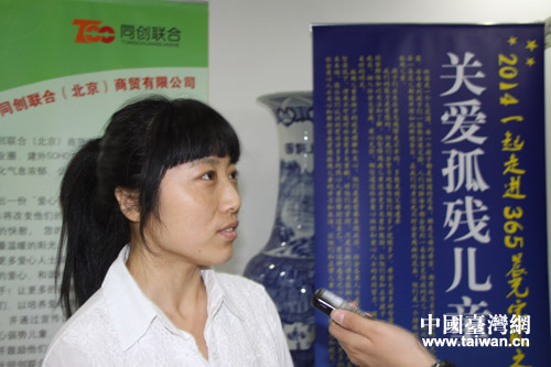 “晨光寶貝之家”的園長趙愛萍接受記者采訪 “晨光寶貝之家”的園長趙愛萍接受記者采訪