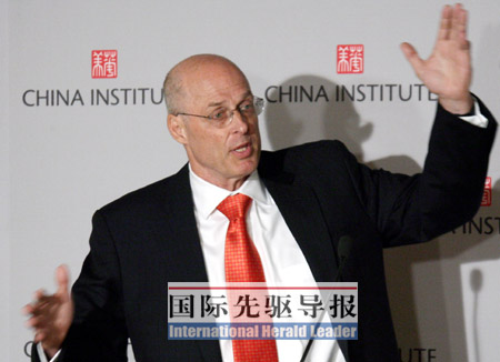 11月8日,美國財政部長保爾森在紐約舉行的“第四屆華美協進社企業(yè)家高峰會議”上就中美戰(zhàn)略經濟對話的進展發(fā)表講話。 本報記者 侯俊/攝