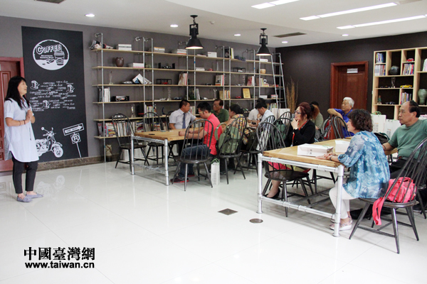 天津101汽車文化廣場(chǎng)副董事長(zhǎng)張銘與參訪的臺(tái)灣媒體人暢談創(chuàng)業(yè)創(chuàng)新。 天津101汽車文化廣場(chǎng)副董事長(zhǎng)張銘與參訪的臺(tái)灣媒體人暢談創(chuàng)業(yè)創(chuàng)新。