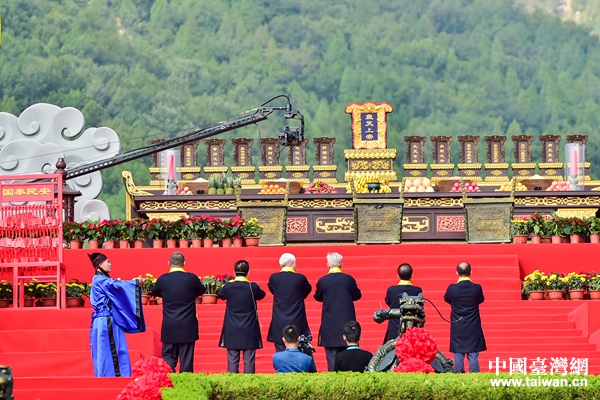 兩岸獻(xiàn)禮官共同敬天祈福 兩岸獻(xiàn)禮官共同敬天祈福