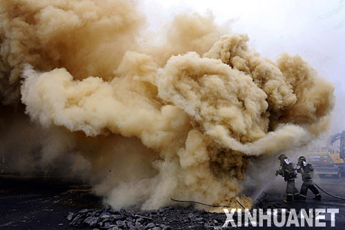 1月7日,消防員在韓國(guó)京畿道利川市的爆炸現(xiàn)場(chǎng)滅火。