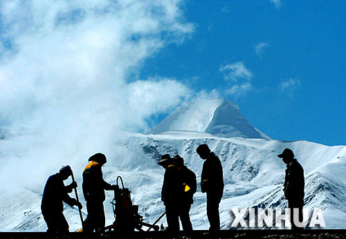 青藏鐵路建設(shè)者在西藏桑典康桑雪山腳下整道(2005年6月8日攝)。 青藏鐵路從西寧至拉薩全長1956公里,是世界上海拔最高、線路最長、穿越凍土里程最長的高原鐵路。把鐵路修進(jìn)西藏是幾代中國人的夢想,但這一想法直到新中國成立后才逐漸變?yōu)楝F(xiàn)實。青藏鐵路一期工程西寧至格爾木段于1958年開工,1984年交付營運。但限于當(dāng)時國家的經(jīng)濟(jì)實力以及高原、凍土等筑路技術(shù)難題尚未解決,格爾木至拉薩段被迫停建。2001年6月,國家總投資330.9億元動工修建青藏鐵路二期工程。這一工程跨越昆侖山、唐古拉山,通過多年凍土層和大片“生命禁區(qū)”,是人類鐵路建設(shè)史上亙古未有的穿越。它的建成將為神秘而古老的青藏高原帶來新的生機和活力! 新華社發(fā)