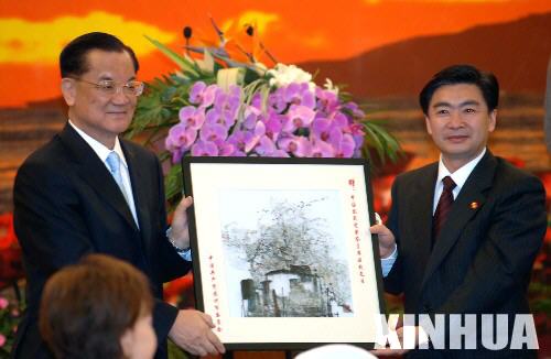4月23日,中國國民黨榮譽(yù)主席連戰(zhàn)一行抵達(dá)蘇州。這是蘇州市委書記王榮(右)在蘇州東山賓館宴請連戰(zhàn)并向連戰(zhàn)贈送禮品。