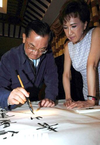 4月23日,連戰(zhàn)在寒山寺題字。當(dāng)日,中國國民黨榮譽(yù)主席連戰(zhàn)一行在蘇州參觀。