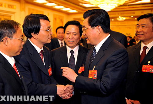 3月5日,中共中央總書記、國家主席、中央軍委主席胡錦濤參加十一屆全國人大一次會(huì)議江蘇代表團(tuán)的審議。這是胡錦濤同代表們親切交談。