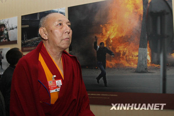 3月11日,出席全國政協(xié)十一屆二次會議的部分全國政協(xié)委員來到北京民族文化宮參觀西藏民主改革50年展覽。這是來自西藏的全國政協(xié)委員宗洛·向巴克珠在觀看展覽。
