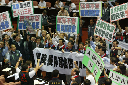 藍(lán)營“立委”集體退席 拒聽張俊雄施政報(bào)告(圖)